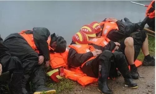 لحظات موجعة للقلوب أثناء عمليات إنقاذ منكوبي الفيضانات في جنوب الصين