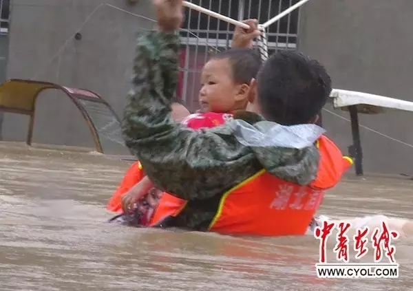 لحظات موجعة للقلوب أثناء عمليات إنقاذ منكوبي الفيضانات في جنوب الصين