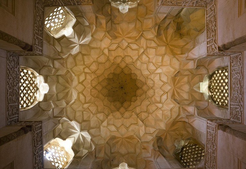 مصور فرنسي يلتقط مجموعة من الصور لأجمل السقوف الإيرانية 
