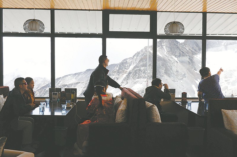 أعلى مقهى في العالم يقع في جبل جليدي بارتفاع 4860 مترا