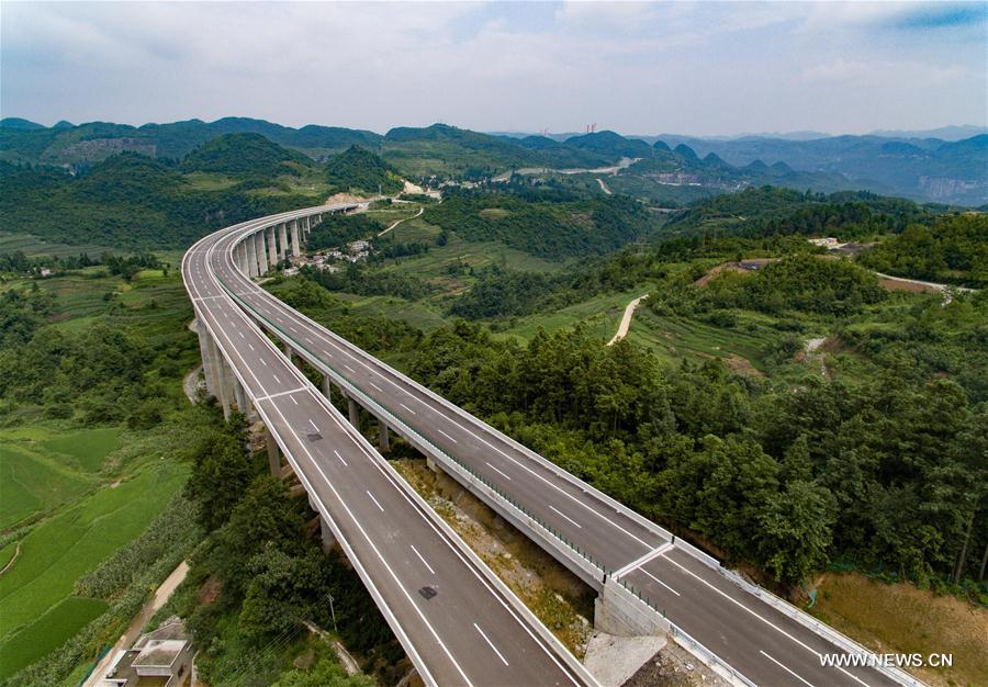 افتتاح طريق سريع في جبال جنوب غربي الصين