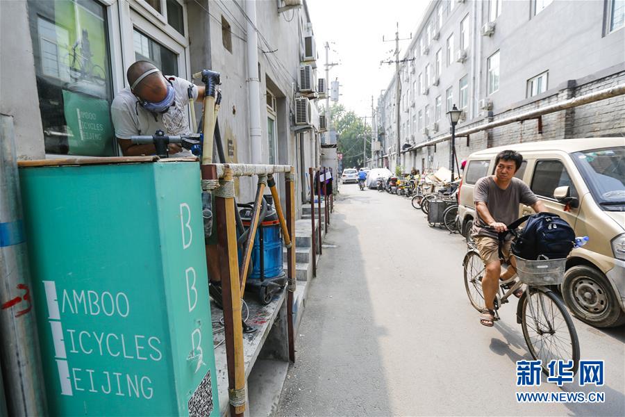 رائد أعمال أمريكي يصنع دراجة الخيزران في زقاق بكين