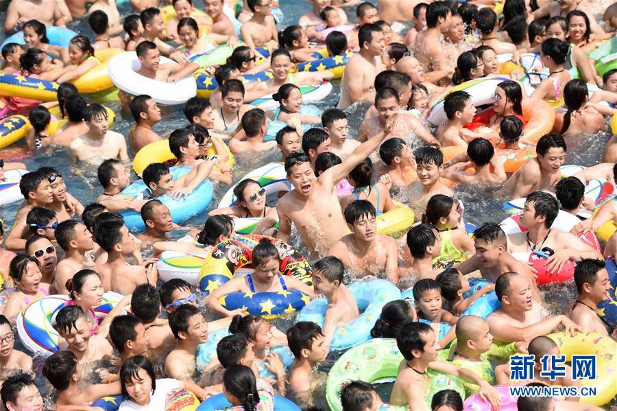 مواطنون بوسط الصين يحتشدون في أحواض سباحة لتجنب درجة الحرارة المرتفعة