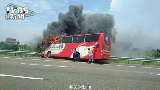 اشتعال النيران بحافلة سياحية في تايوان الصينية