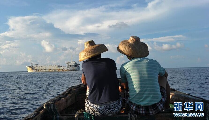 الصيادون يدافعون عن الحدود ويربون الأسماك الاستوائية في شعاب ميجي ببحر الصين الجنوبي