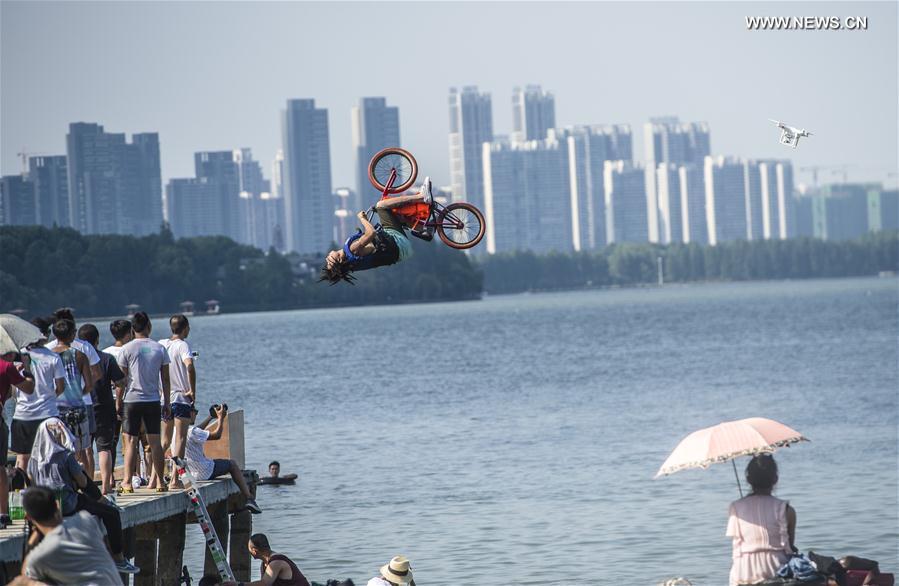 قفز إلى المياه على متن دراجة في وسط الصين