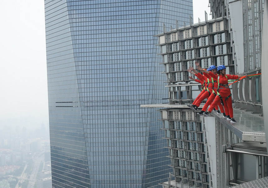 إطلاق ممر زجاجي  بدون سياج على ارتفاع 340 مترا رسميا في شانغهاي