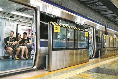 مترو بكين يودع عصر غياب الحواجز الأمنية