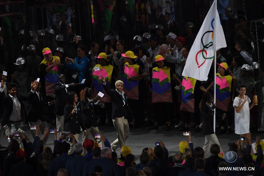 أول فريق أولمبي للاجئين يجذب الأضواء في حفل افتتاح أولمبياد ريو 2016