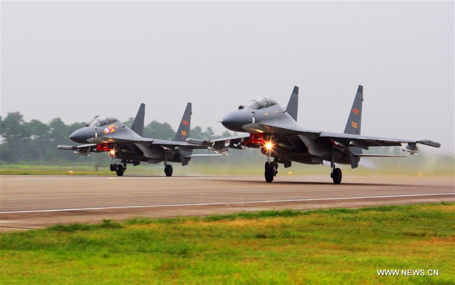 طائرات من القوات الجوية الصينية تتفقد بحر الصين الجنوبي