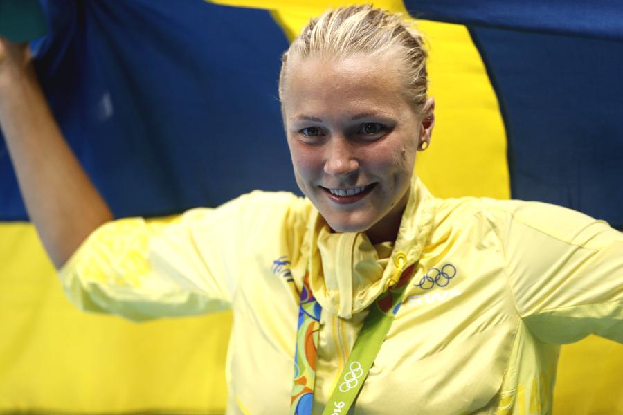 سيوستروم تحطم رقمها القياسي العالمي لتحصد ذهبية سباق 100 م سباحة فراشة