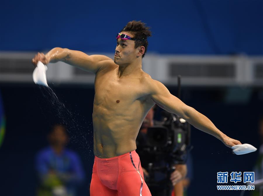 الصيني سون يانغ يفوز بذهبية 200 م سباحة حرة