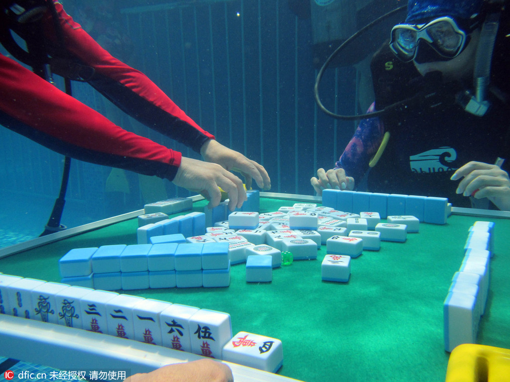 لعب الما جونغ تحت الماء