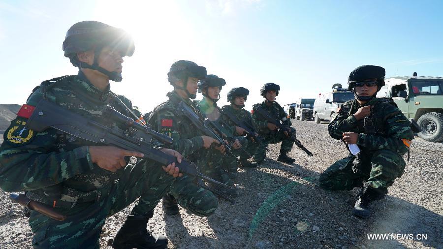 الشرطة المسلحة الصينية تجري تدريبات لمكافحة الارهاب فى شينجيانغ