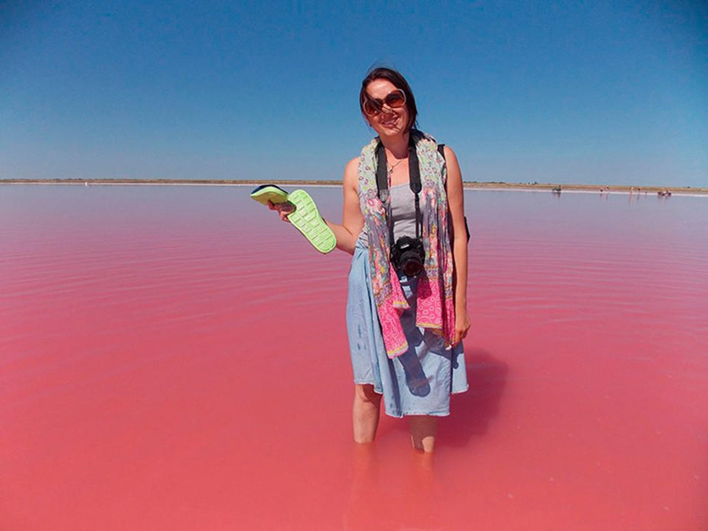 بحيرة في روسيا يتغير لون مياهها إلى الوردي كل أغسطس