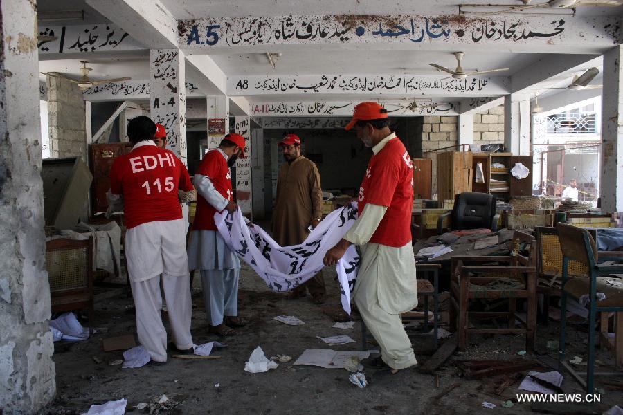 مصرع 12 وإصابة 27 بجراح في هجوم انتحاري على محكمة في باكستان