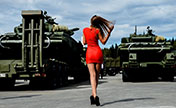 حسناوات وأسلحة.. افتتاح معرض "الجيش-2016" الروسي