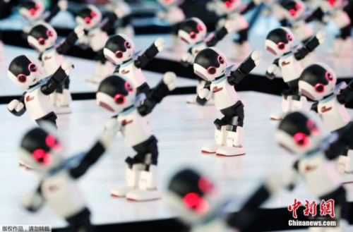 100 روبوت صيني لحجز الأماكن في طابور شراء آيفون 7 بنيوزيلاند