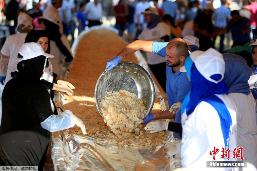 لبنانيون يطهون 802 كيلوغرام من 