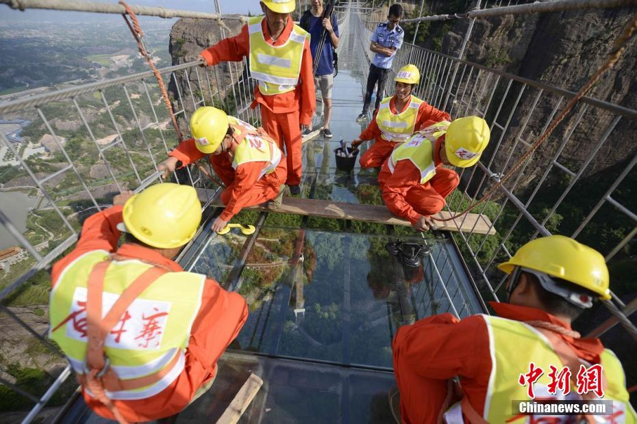 استبدال الزجاج لأعلى وأطول جسر زجاجي عالميا في تشانغجياجيه