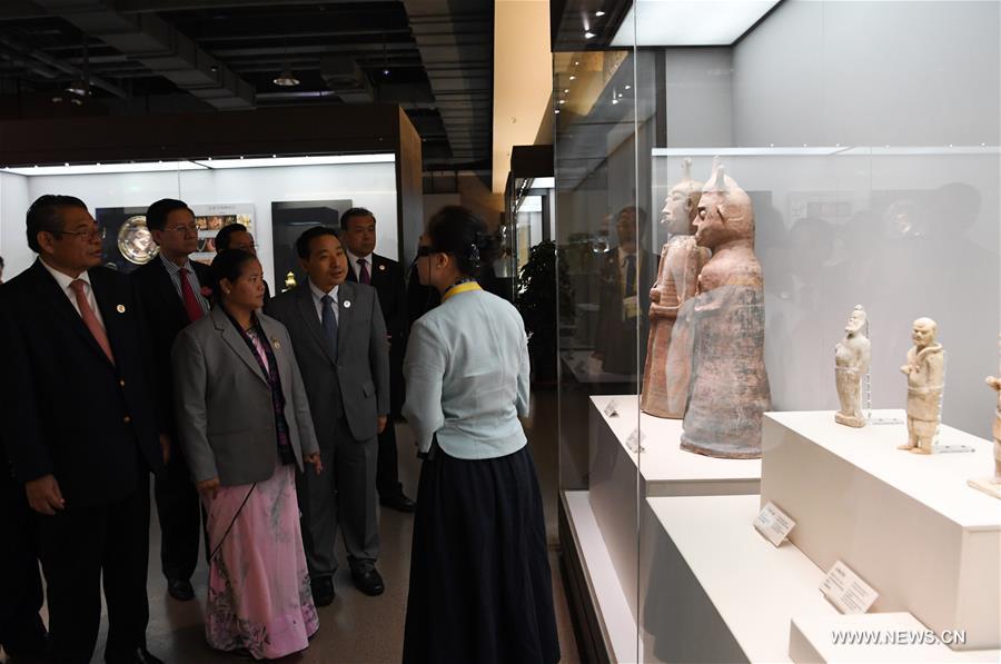 افتتاح العرض الثقافي السنوي للمعرض الثقافي الدولي الأول لطريق الحرير في شمال غربي الصين