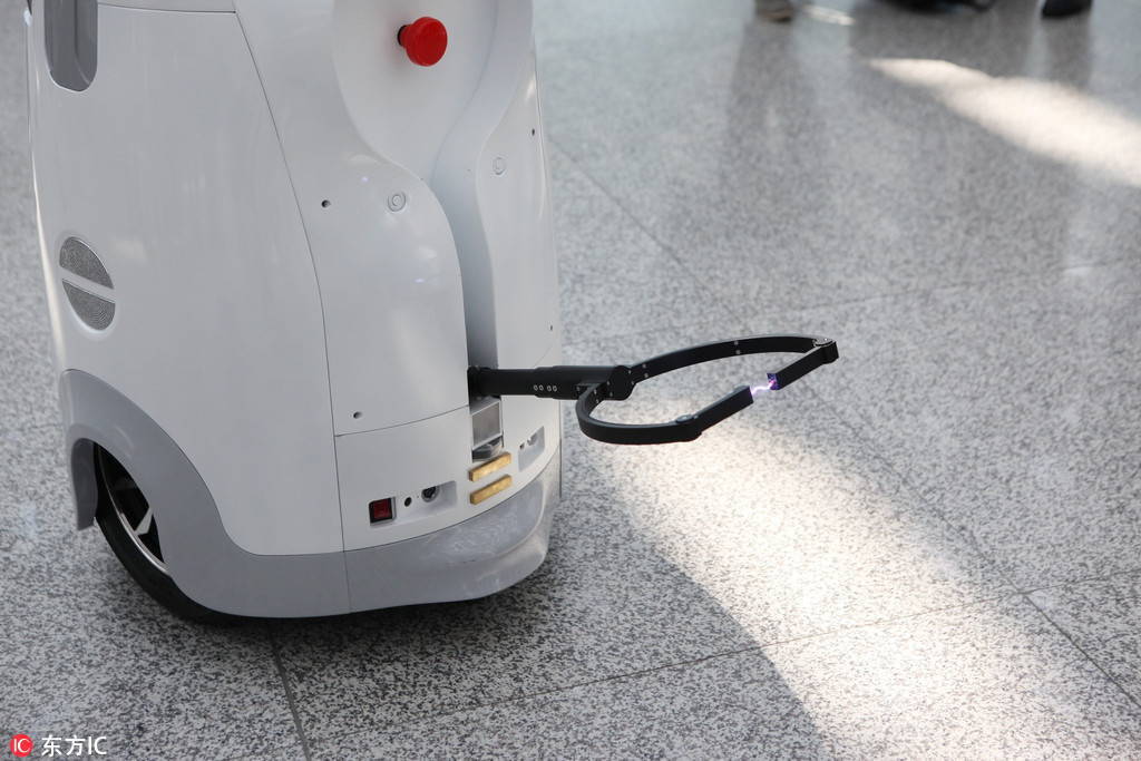 مطار شنتشن يستخدم أول روبوت أمن فى الصين