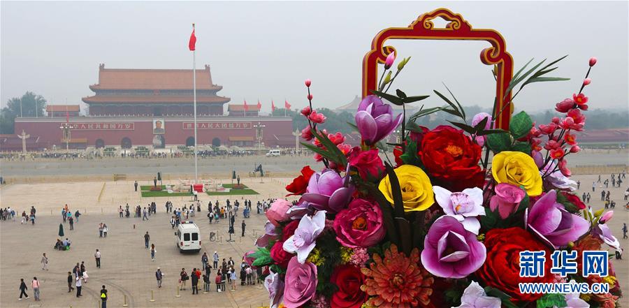 ميدان تيانانمن مجهز بمصطبة زهور ضخمة لاستقبال العيد الوطني