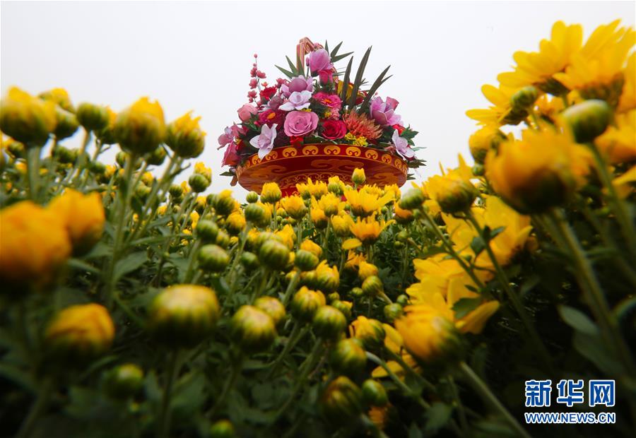 ميدان تيانانمن مجهز بمصطبة زهور ضخمة لاستقبال العيد الوطني