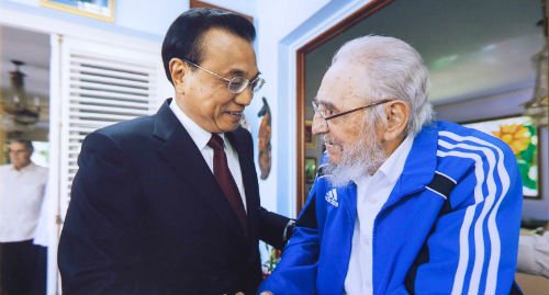 رئيس مجلس الدولة الصيني لي كه تشيانغ يزور الزعيم الثوري الكوبي فيدل كاسترو