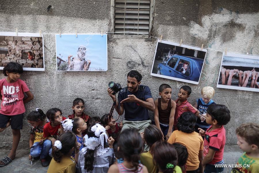 مصور فلسطيني يزين مخيم الجباليا بصوره التي تحكي قصص غزة