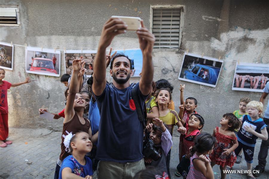 مصور فلسطيني يزين مخيم الجباليا بصوره التي تحكي قصص غزة