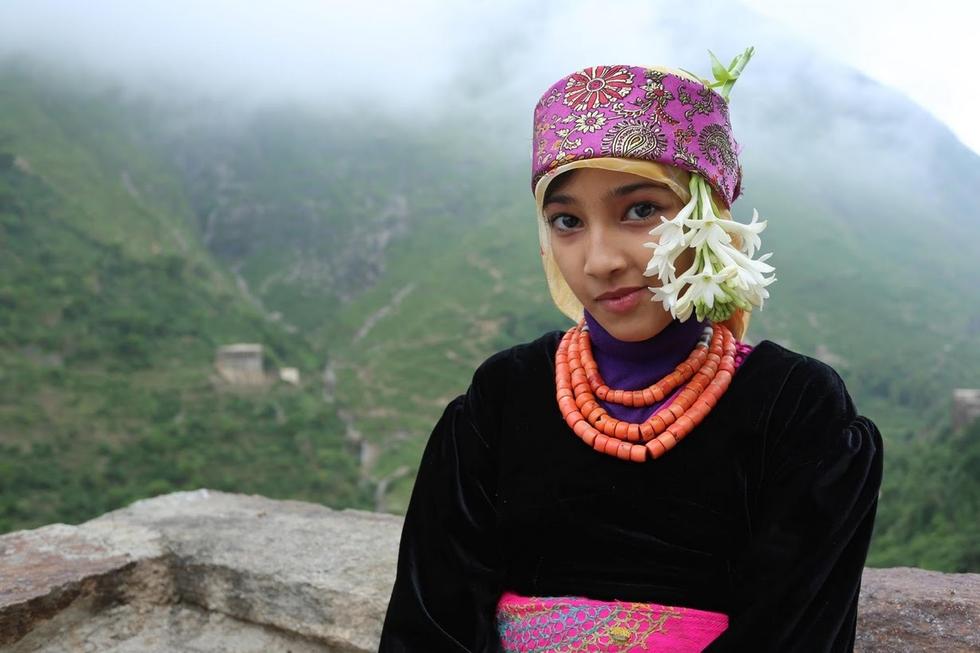 بعيدا عن الحرب: يمنيون يعيشون حياة بدائية فوق قمم الجبال