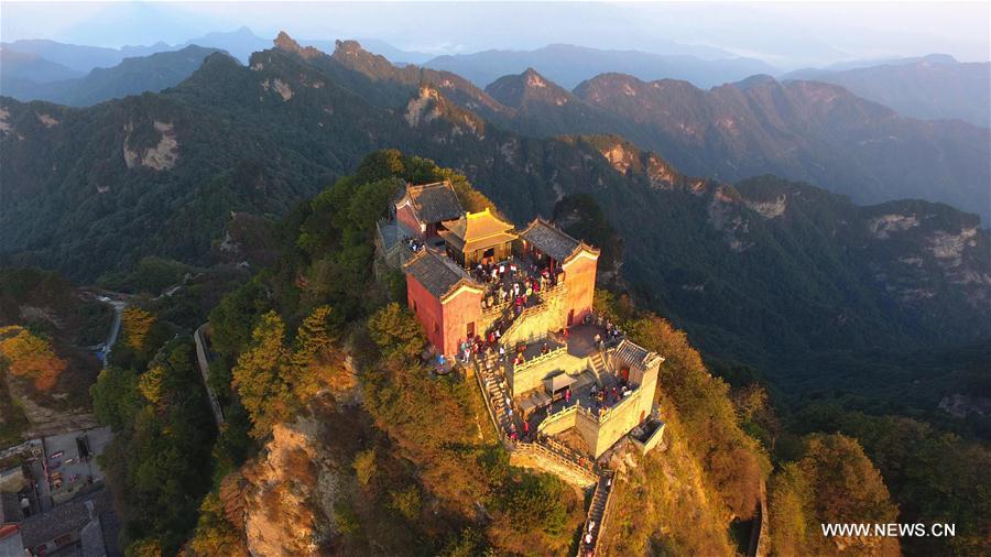 مناظر جوي للقصر الذهبي على قمة جبل وودانغ