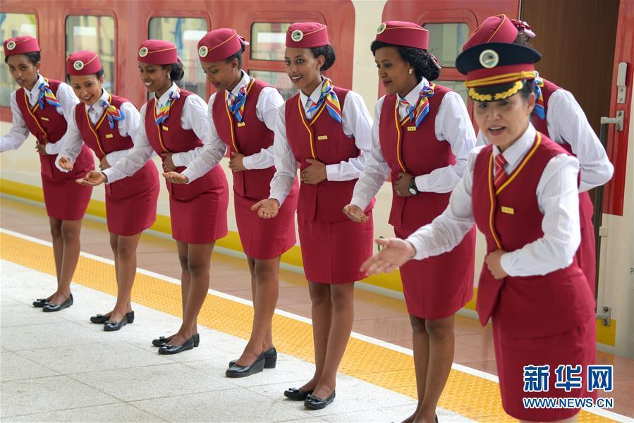 مضيفات القطار الافريقيات يتعلمن الإتيكيت من معلمة صينية