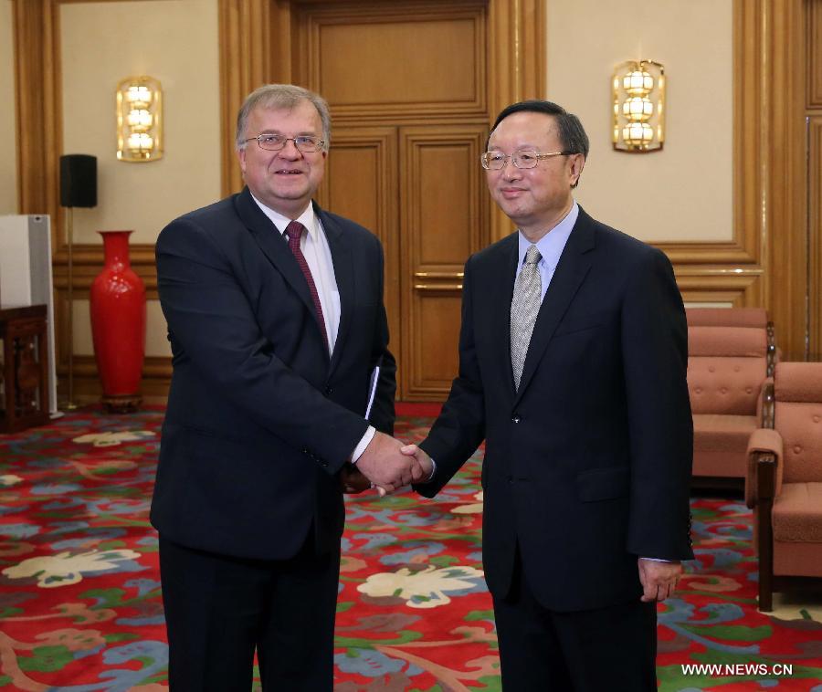 مسؤول صيني يؤكد على ضرورة زيادة الروابط مع ليتوانيا