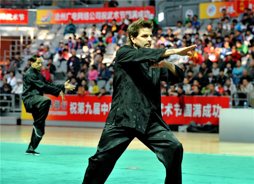 اللاعبون الصينيون والأجانب يتنافسون في مهرجان تسانغتشو الدولي للووشو