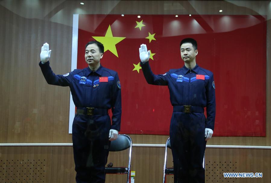 جينغ هاي بنغ وتشن دونغ رائدا مهمة شنتشو-11
