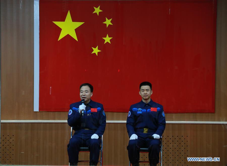 جينغ هاي بنغ وتشن دونغ رائدا مهمة شنتشو-11
