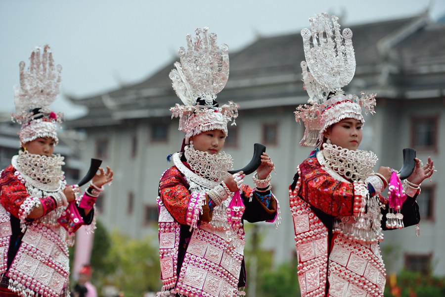 عرض أزياء للأقليات العرقية في جنوب غربي الصين