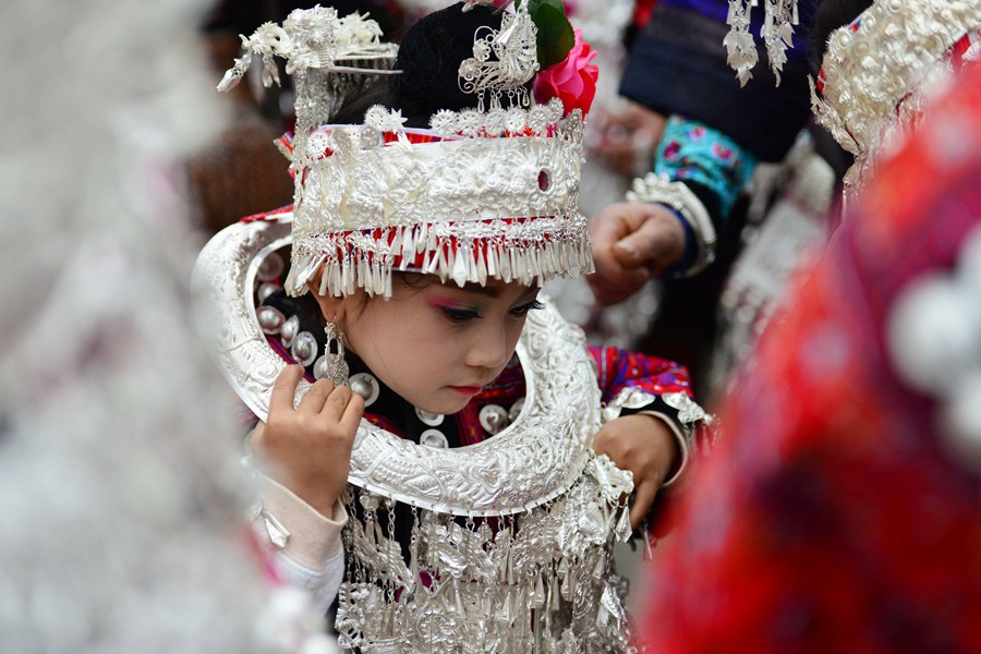 عرض أزياء للأقليات العرقية في جنوب غربي الصين