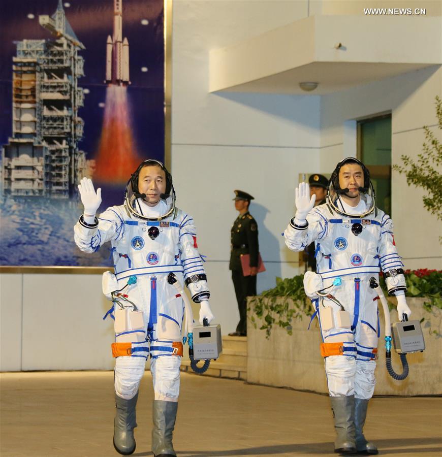 اجراء مراسم توديع طاقم مهمة شنتشو-11 الفضائية