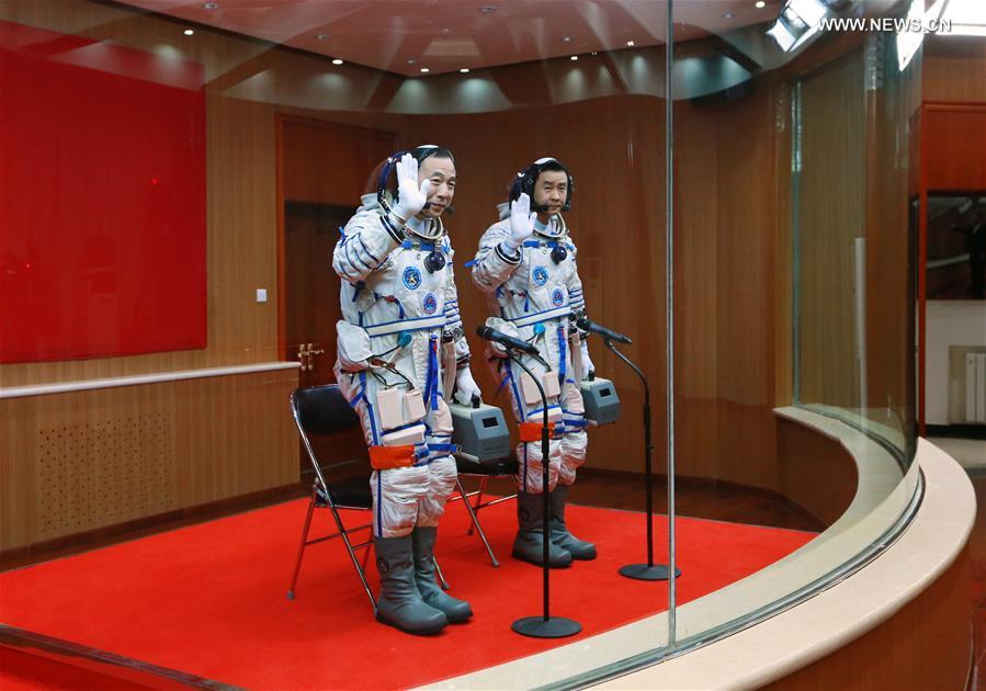 اجراء مراسم توديع طاقم مهمة شنتشو-11 الفضائية