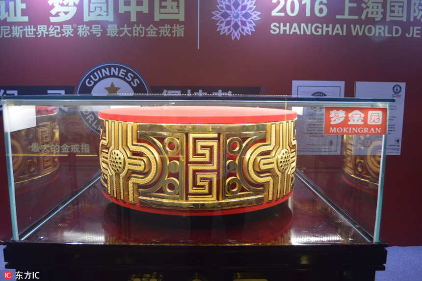 أكبر خاتم ذهبي في العالم بوزن 82 كغ يعرض في شانغهاي