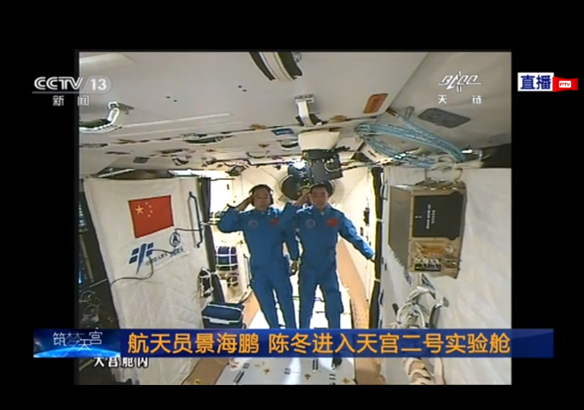 رائد المركبة الفضائية شنتشو-11 يدخل المختبر الفضائي تيانقونغ-2