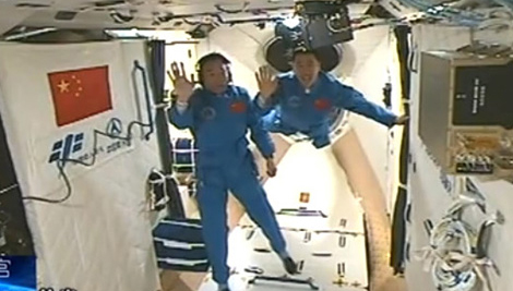 رائد المركبة الفضائية شنتشو-11 يدخل المختبر الفضائي تيانقونغ-2
