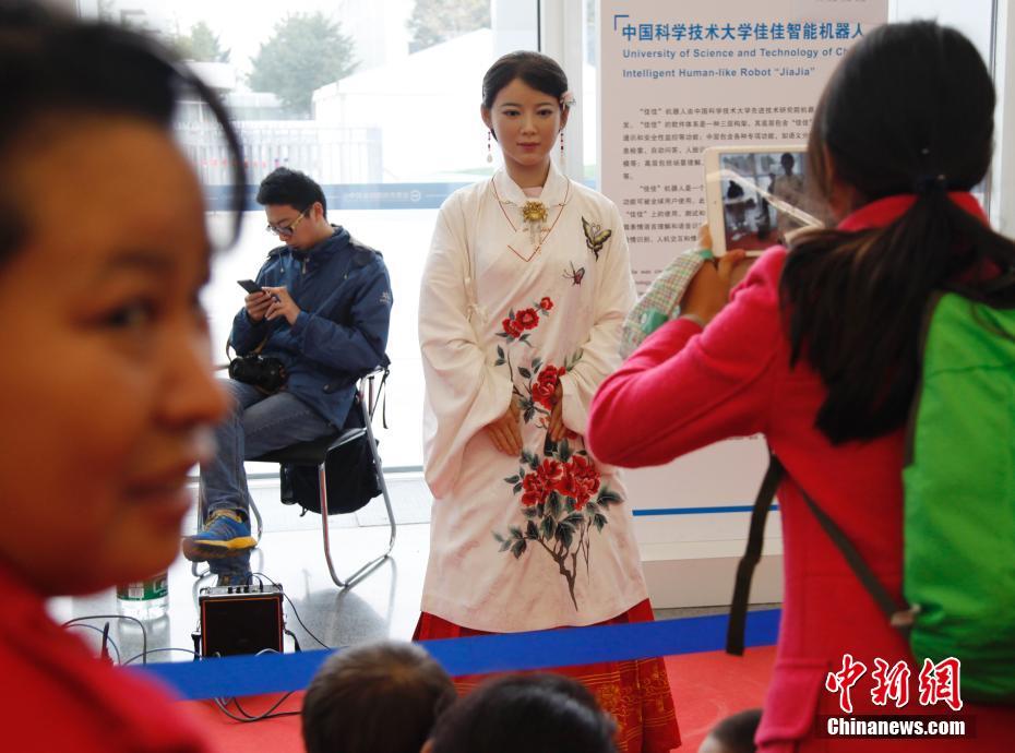 الروبوت يقدم الخط التقليدي الصيني خلال مؤتمر الروبوتات العالمي ببكين