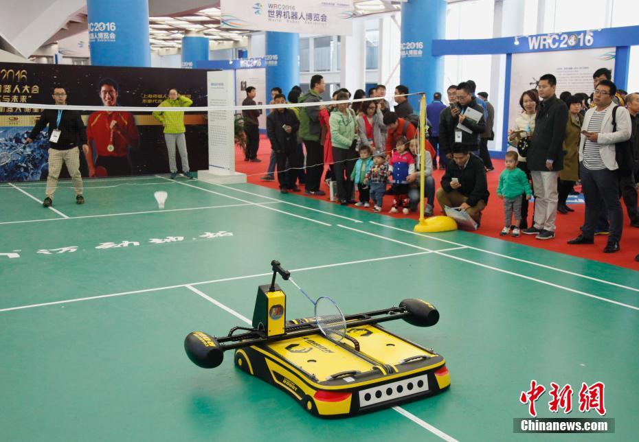الروبوت يقدم الخط التقليدي الصيني خلال مؤتمر الروبوتات العالمي ببكين