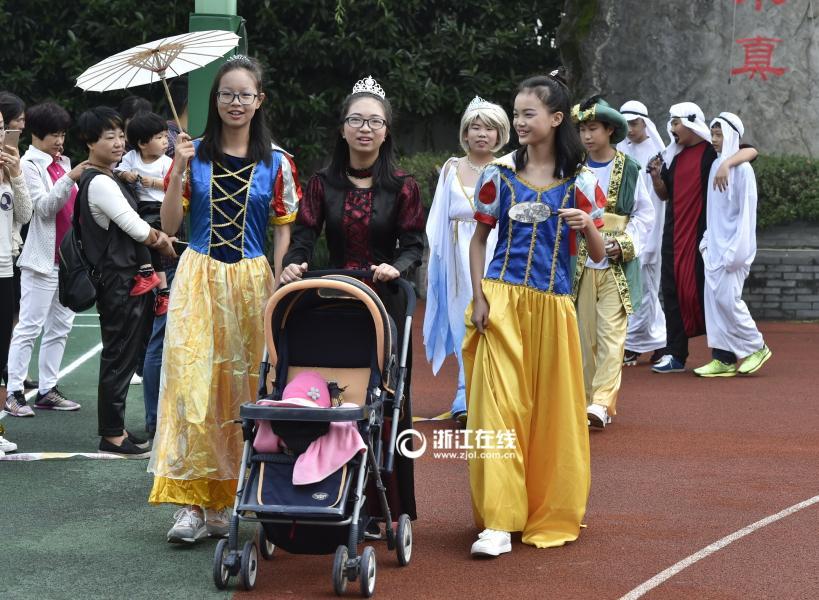 بالصور:أزياء الخيال تزين حفل افتتاح دورة الألعاب الرياضية في مدرسة صينية