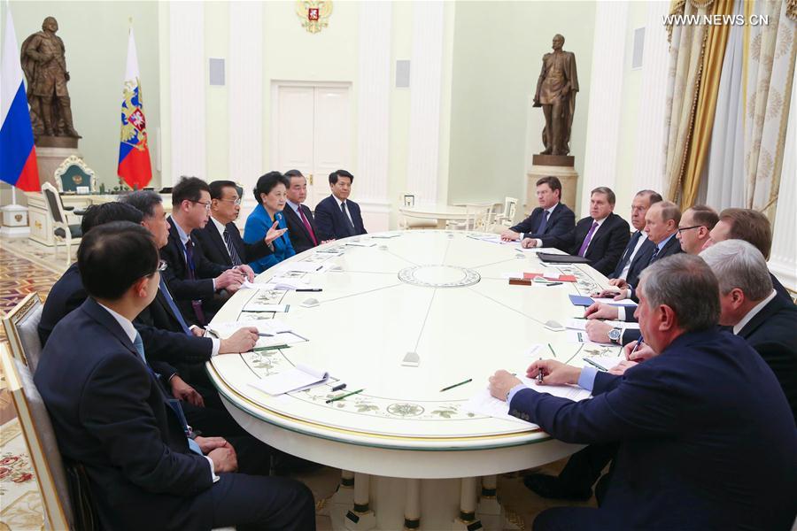 رئيس مجلس الدولة الصيني والرئيس الروسي يجتمعان بشأن تعزيز العلاقات الصينية-الروسية