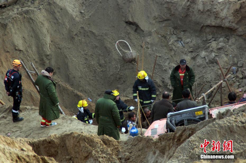 بالصور: 500 شخصا ينجون طفلا سقط في بئر جافة